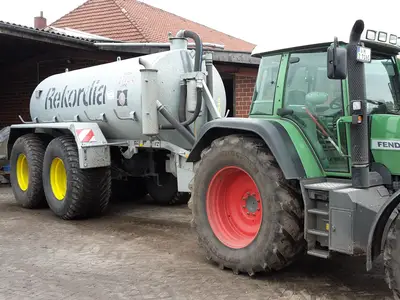 Schlepper mit G&uuml;llefass