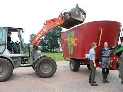 Futtermischwagen mit  dem Radlader bef&uuml;llen