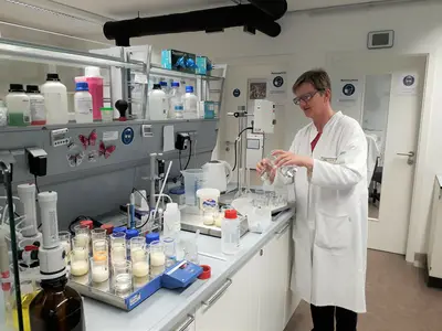 Milchwirtschaftliche Laborantin im Labor