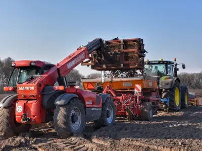 Pflanzmaschine bef&uuml;llen
