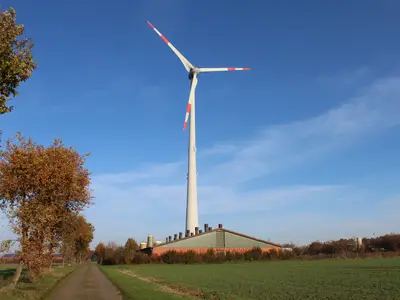 Schweinemaststall und Windkraftanlage