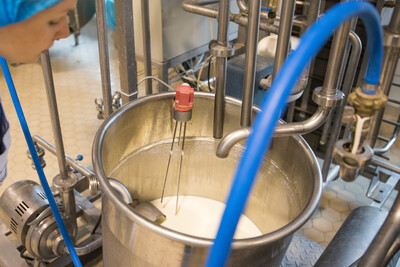 Arbeitsplatz unter anderem für hauswirtschaftliche Betriebsleiter*innen: Molkerei des direktvermarktenden Milchviehbetriebs Diers-Hof in Oldenburg.