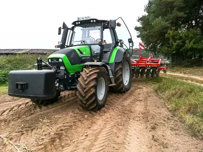 Schlepper mit Scheibenegge