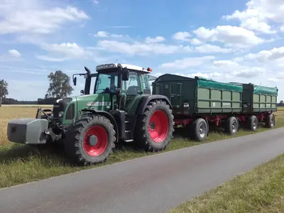 Schlepper mit Anh&auml;ngern in der Ernte