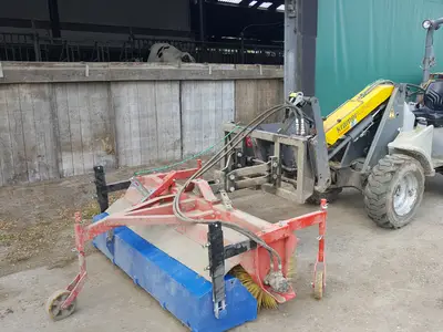 Hoftrac mit Radialbesen