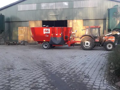 ...mit dem Futtermischwagen