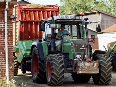 Fendt 313 mit Lagewagen Strautmann Supervitesse (32m&sup3;)