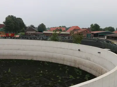 G&uuml;llesilo und Hof