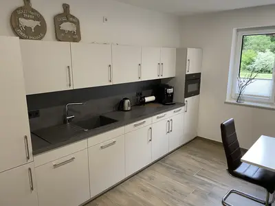 Moderner Aufenthaltsraum mit K&uuml;che