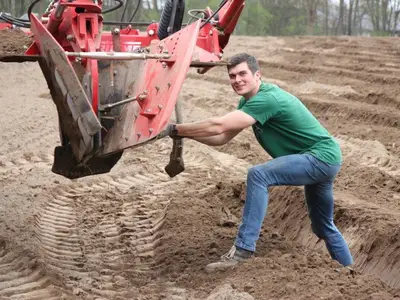 Einstellen des Beetformers für Kartoffelbeete