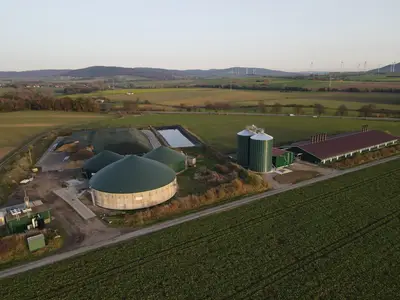 Luftbild Stall und Biogasanlage