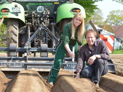 Kontrolle der Ablagetiefe der Kartoffel