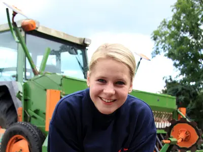 Azubi beurteilt Saatgut