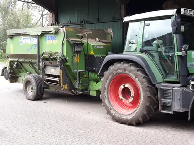 Schlepper mit Futtermischwagen