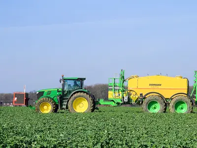 Pflanzenschutz mit 36 m Arbeitsbreite