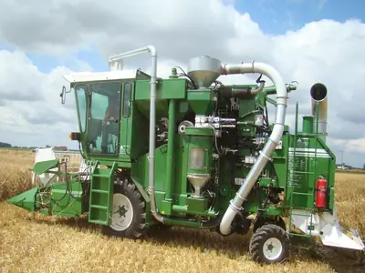 Parzellenm&auml;hdrescher im Einsatz