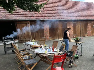 Gemeinsames Grillen unter der Hoflinde