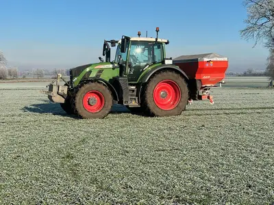 720 mit Rauch-D&uuml;ngerstreuer