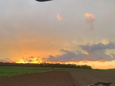 Azubi beim Pfl&uuml;gen 