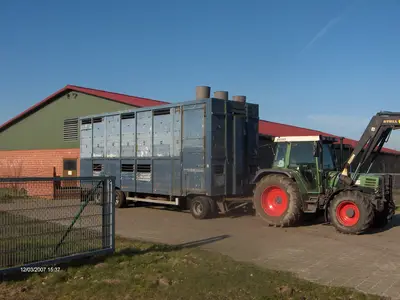 Viehwagen vorm Außenstall