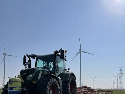 Fendt 516 mit G&uuml;ttler Striegel mit Nachlaufwalze und Zinkensaat