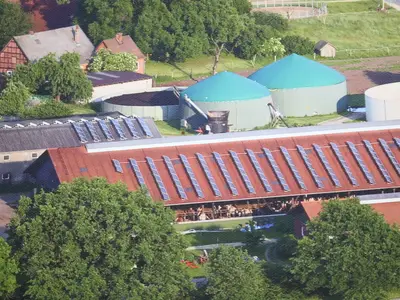 Stallgeb&auml;ude mit Biogasanlage
