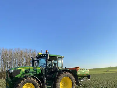 John Deere mit D&uuml;ngerstreuer
