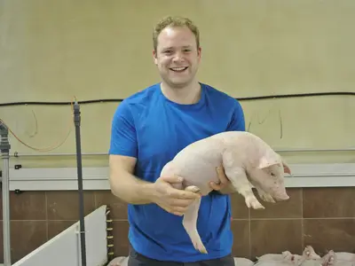 Ausbilder Georg in der Ferkelaufzucht