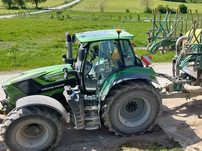 Azubi beim G&uuml;lle ausbringen 