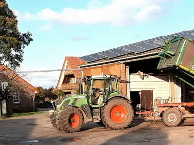 516 mit Kr&ouml;ger vor Wohnhaus