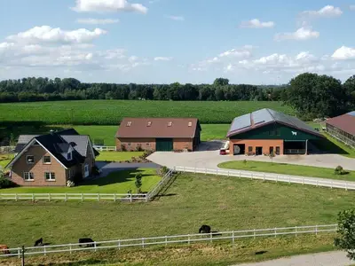 Kuhstall mit Melkgeb&auml;ude