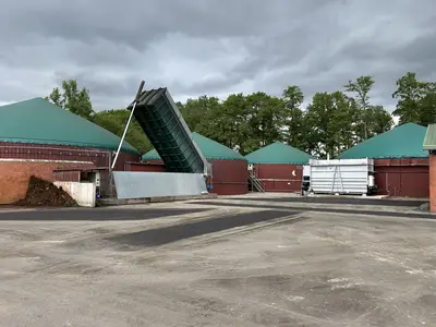 Fermenter und Nachg&auml;rer der Biogasanlage mit den beiden Feststoffeintr&auml;gen