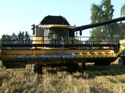 M&auml;hdrescher beim Abtanken