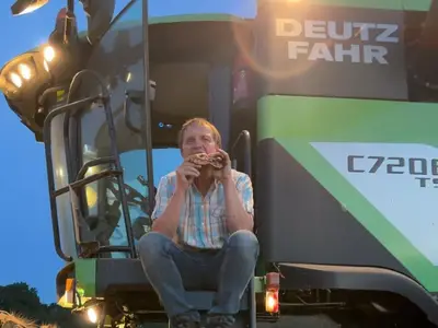 St&auml;rkung f&uuml;r Peter w&auml;hrend des Dreschens