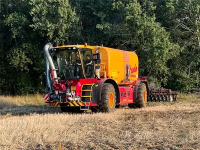 G&uuml;lleausbringung mit Scheibenegge